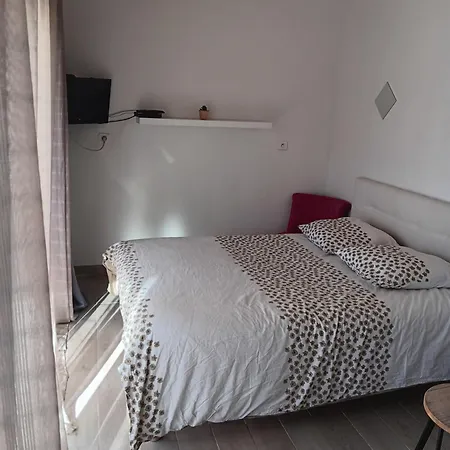 Studio Sympa Avec Parking Prive, Piscine Et Clim Manosque