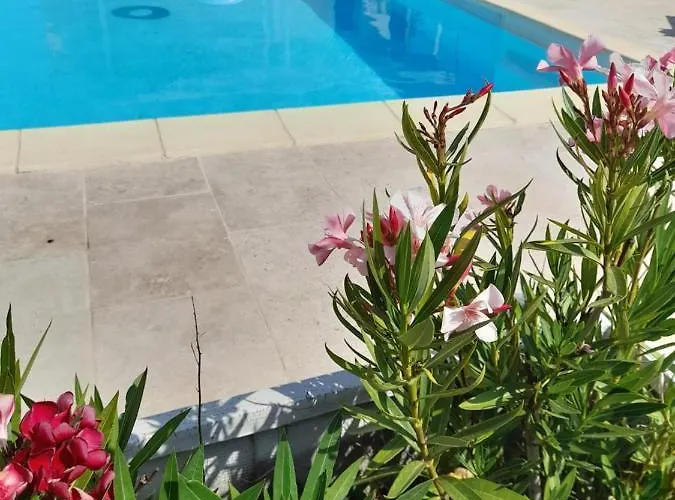 Sympa Meuble Avec Parking Prive Et Piscine *